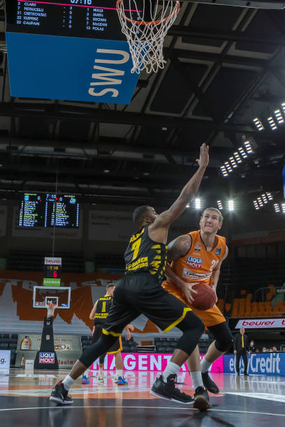 距依然是国 距依然是国